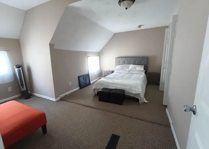 Cozy Updated 3-Br Apartment Near Peace Bridge