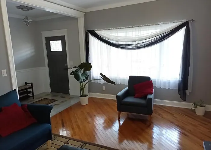 Cozy Updated 3-Br Apartment Near Peace Bridge
