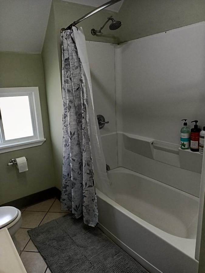 Cozy Updated 3-br Near Peace Bridge