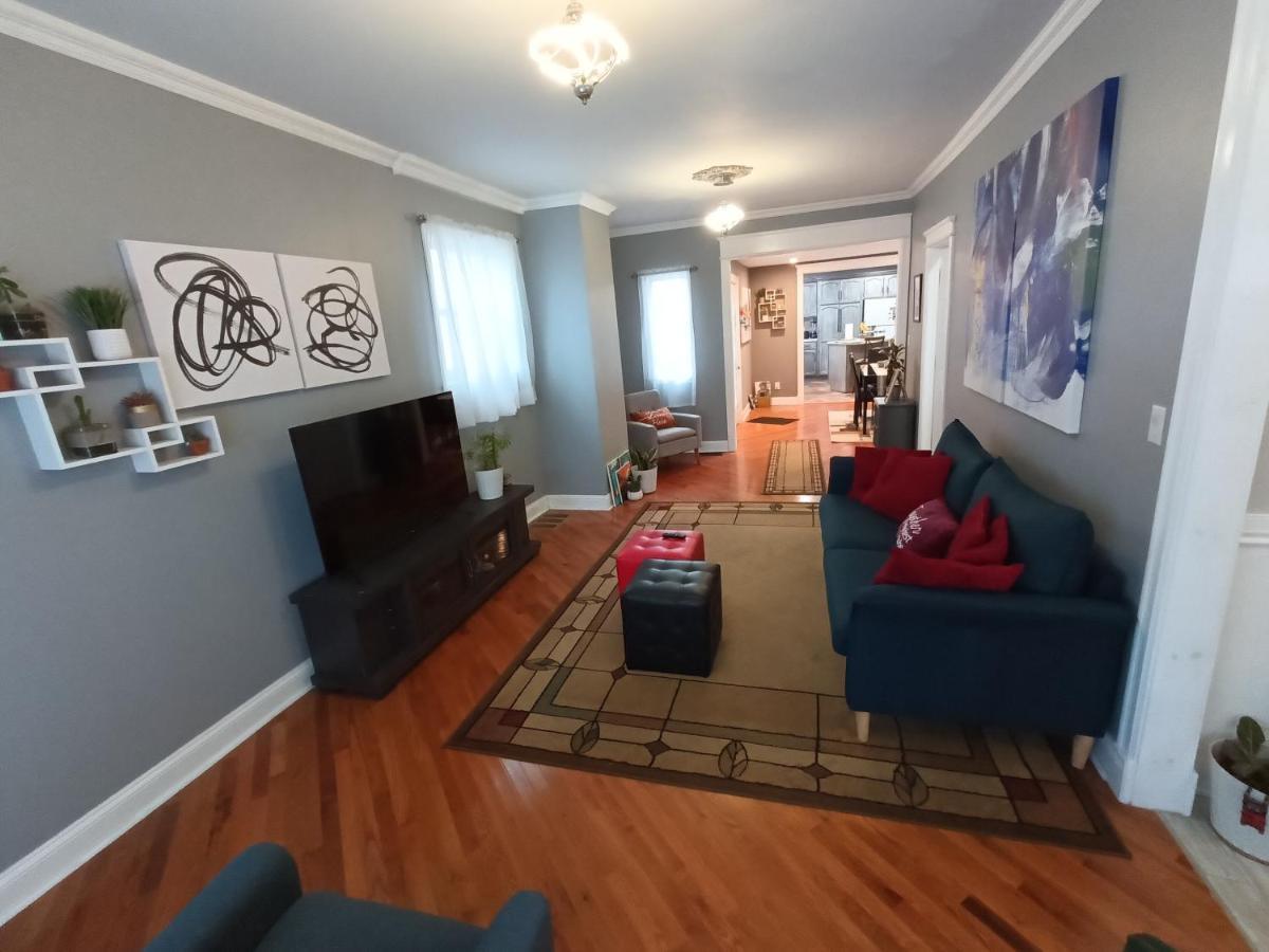 Cozy Updated 3-br Near Peace Bridge *