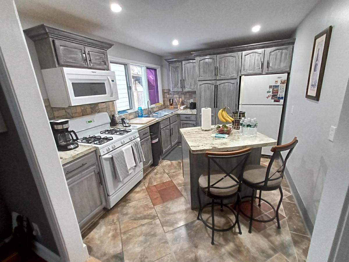 Cozy Updated 3-br Near Peace Bridge