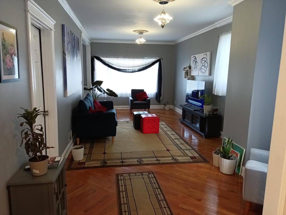 Cozy Updated 3-br Near Peace Bridge Apartment