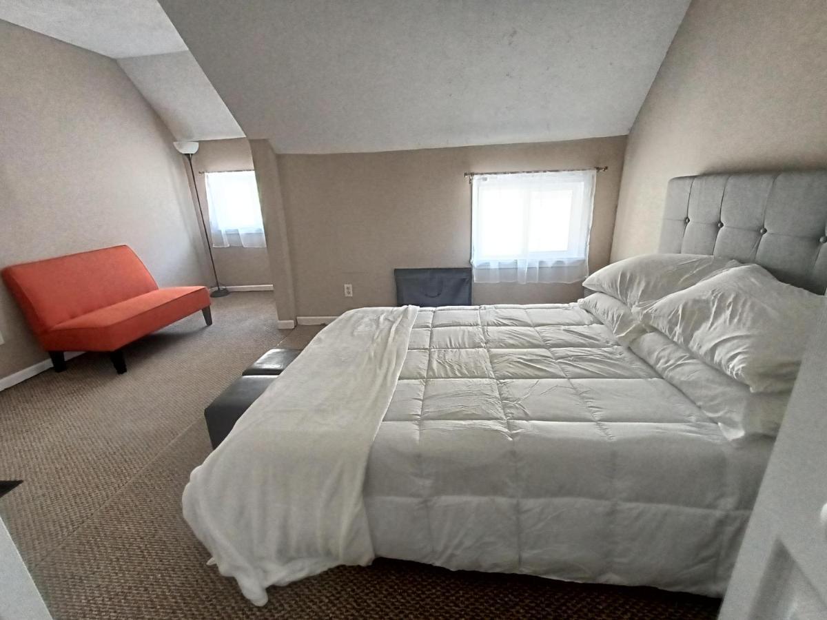 Cozy Updated 3-br Near Peace Bridge *