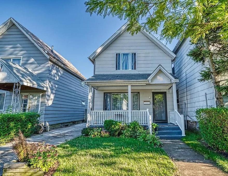 Apartment Cozy Updated 3-br Near Peace Bridge *